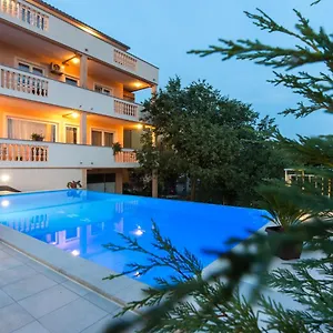  Apartment With Pool Ivana Krk Kroatien